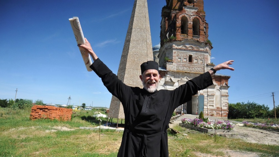Священник из Бельгии приехал на реставрацию церкви в Средний Карачан width=360px
