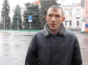 Житель Балашова пикетирует Госдуму, пытаясь добиться получения квартиры width=360px
