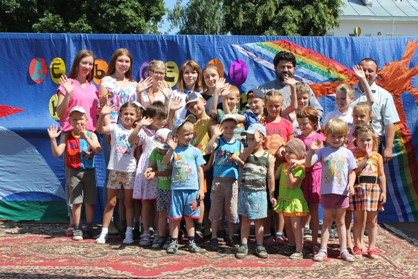 В Сердобске в День семьи детям раздали ромашки и сладости width=360px